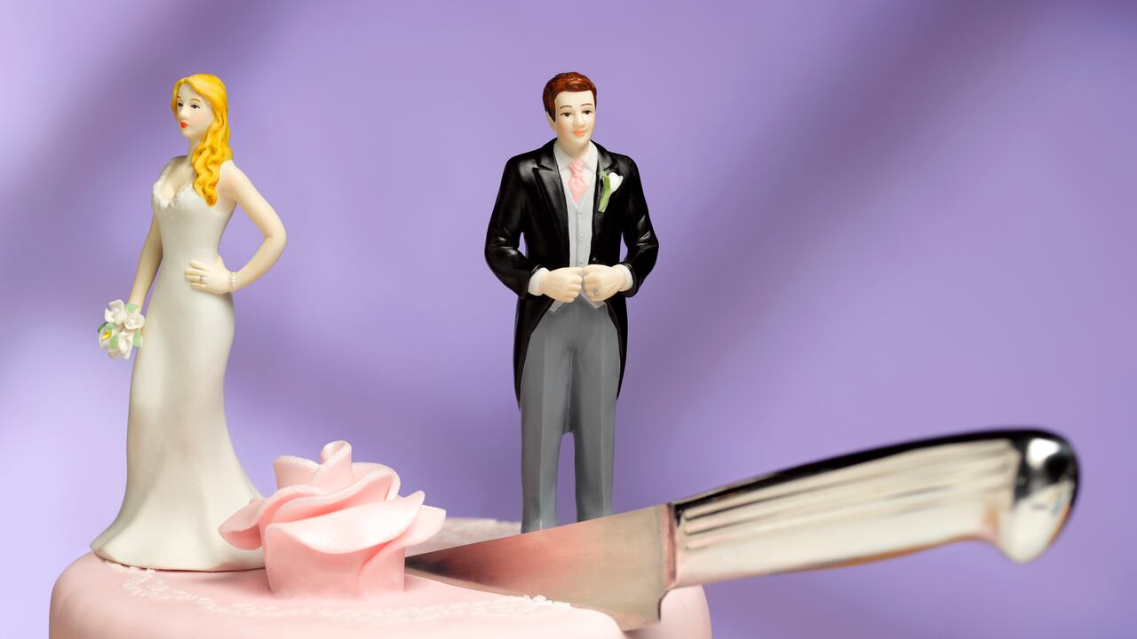 Se explora el mensaje de la Biblia sobre el perdón en el contexto de la convivencia sin matrimonio y cómo algunos creyentes buscan la gracia divina.