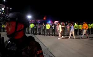 Los migrantes venezolanos deportados de Estados Unidos llegan al aeropuerto internacional Simón Bolívar en Maiquetía, Venezuela, el 10 de febrero de 2025. Venezuela envió dos aviones el 10 de febrero para traer a casi 200 inmigrantes indocumentados de regreso de Estados Unidos, diciendo que esperaba un "nuevo comienzo" en las relaciones con Washington, que no reconoce a Nicolás Maduro como el presidente legítimo. (Foto de Pedro MATTEY/AFP)