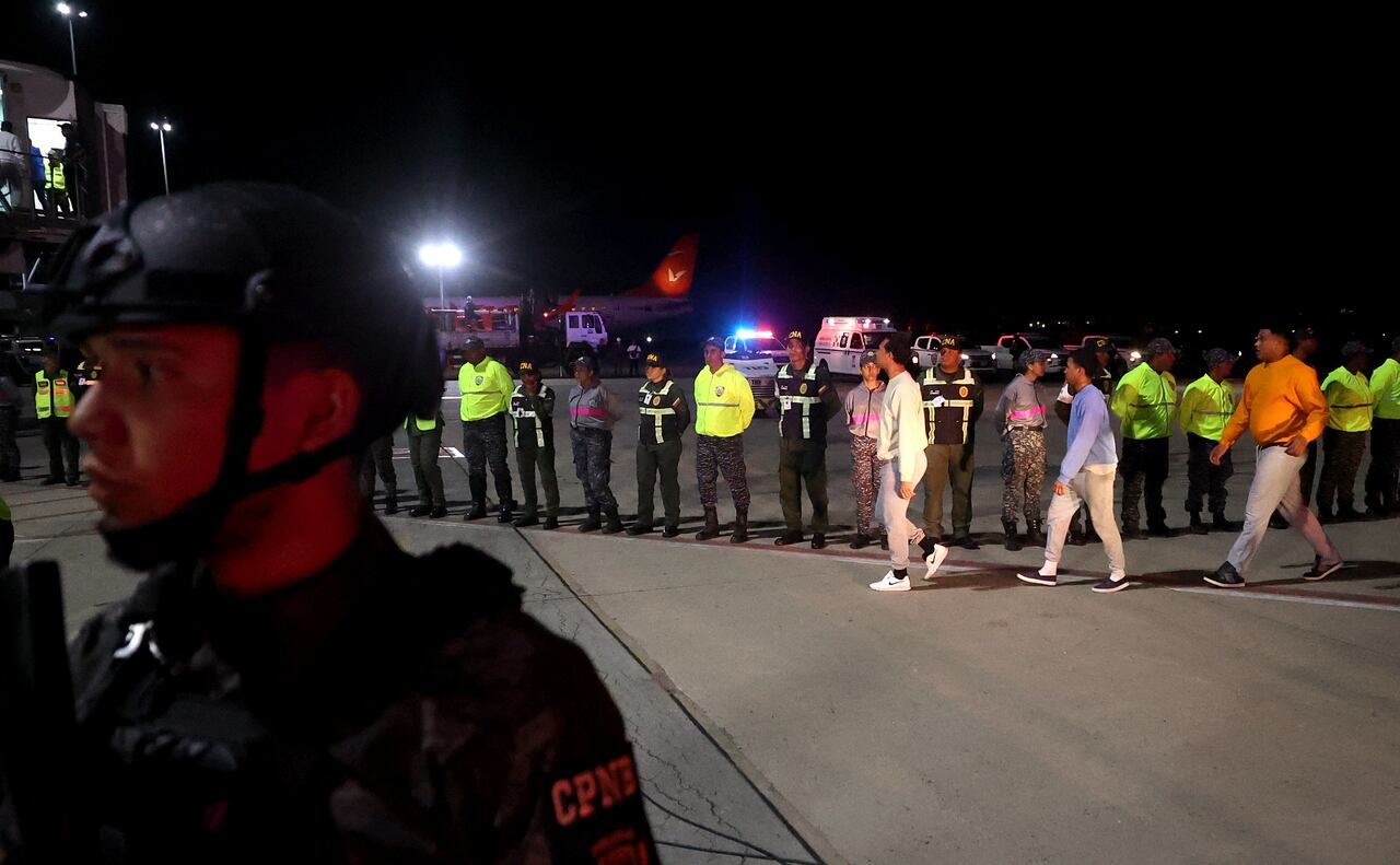Los migrantes venezolanos deportados de Estados Unidos llegan al aeropuerto internacional Simón Bolívar en Maiquetía, Venezuela, el 10 de febrero de 2025. Venezuela envió dos aviones el 10 de febrero para traer a casi 200 inmigrantes indocumentados de regreso de Estados Unidos, diciendo que esperaba un "nuevo comienzo" en las relaciones con Washington, que no reconoce a Nicolás Maduro como el presidente legítimo. (Foto de Pedro MATTEY/AFP)