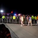 Los migrantes venezolanos deportados de Estados Unidos llegan al aeropuerto internacional Simón Bolívar en Maiquetía, Venezuela, el 10 de febrero de 2025. Venezuela envió dos aviones el 10 de febrero para traer a casi 200 inmigrantes indocumentados de regreso de Estados Unidos, diciendo que esperaba un "nuevo comienzo" en las relaciones con Washington, que no reconoce a Nicolás Maduro como el presidente legítimo. (Foto de Pedro MATTEY/AFP)
