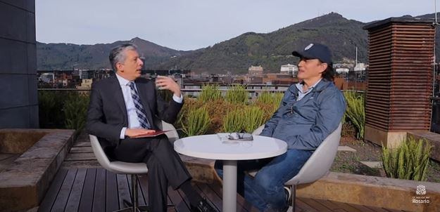 El ex senador Gustavo Bolívar diálogo con el rector de la Universidad del Rosario, Alejandro Cheyne.