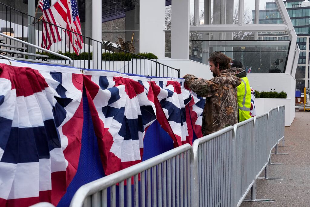 El trabajo continúa cerca del puesto de revisión presidencial en la Avenida Pennsylvania frente a la Casa Blanca, el viernes 17 de enero de 2025, en Washington, antes de la toma de posesión del presidente electo Donald Trump. (Foto AP/Jon Elswick)