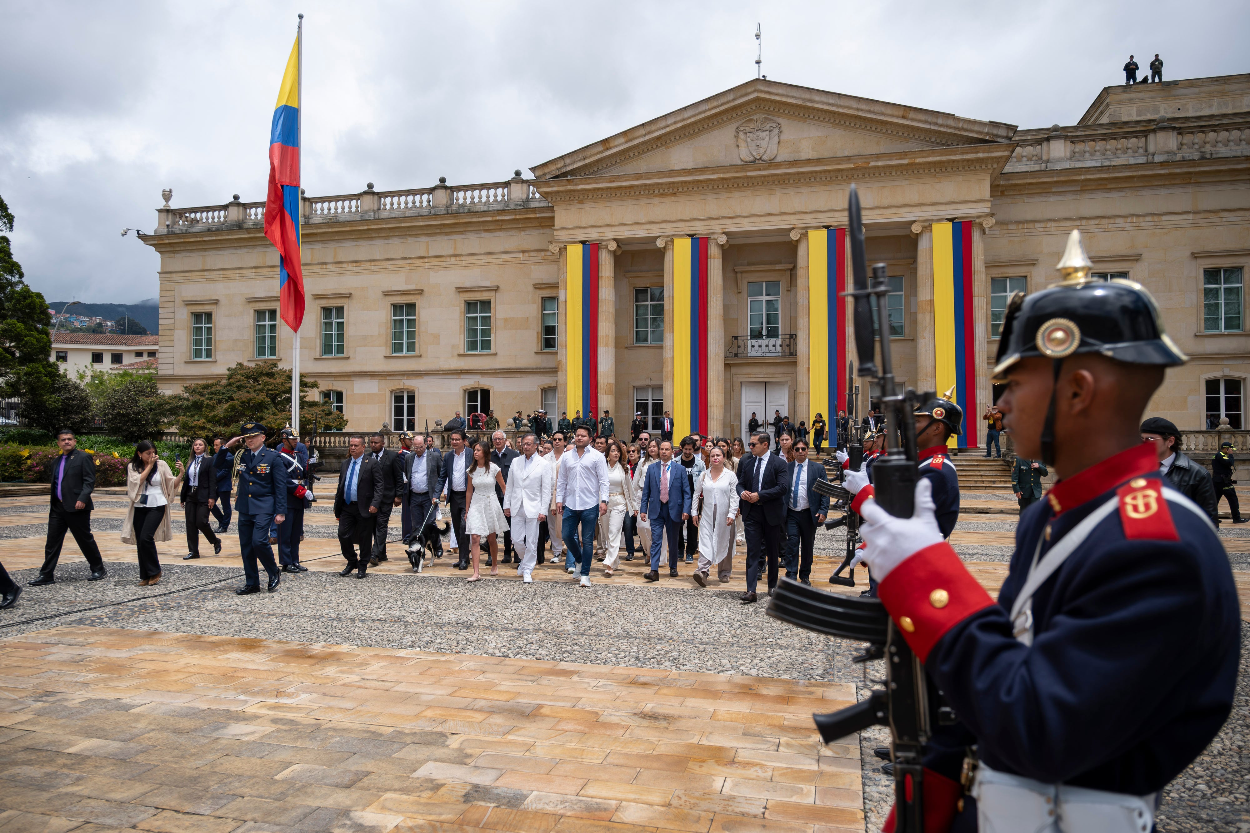 Gustavo Petro saliendo de la Casa de Nariño, en Bogotá, el 7 de agosto de 2026, en su último día como presidente de Colombia. Lo acompañaron sus hijos Antonella Petro Alcocer y Nicolás Alcocer Petro, así como parte de su saliente gabinete