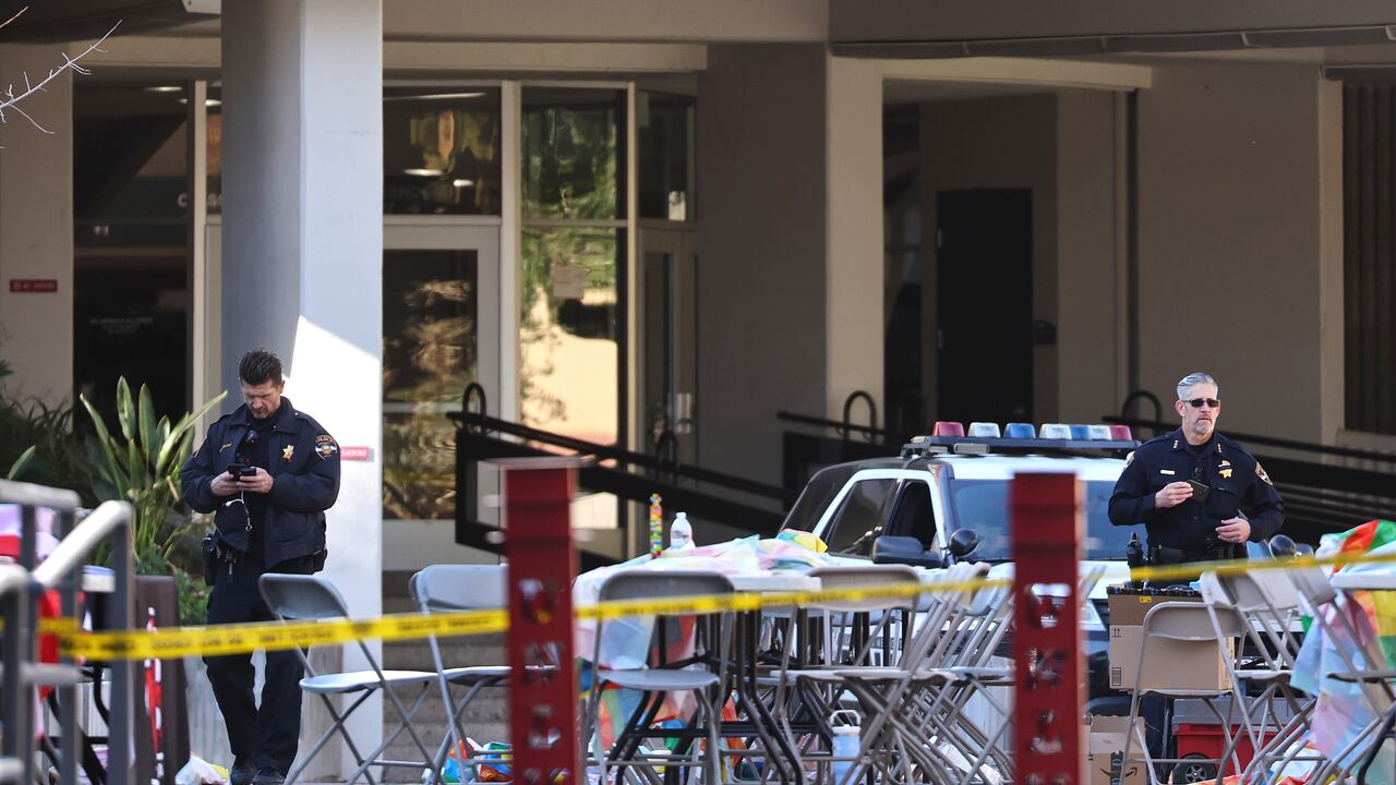 La policía acordona el campus de la escuela de negocios tras un tiroteo en diciembre que dejó tres víctimas.