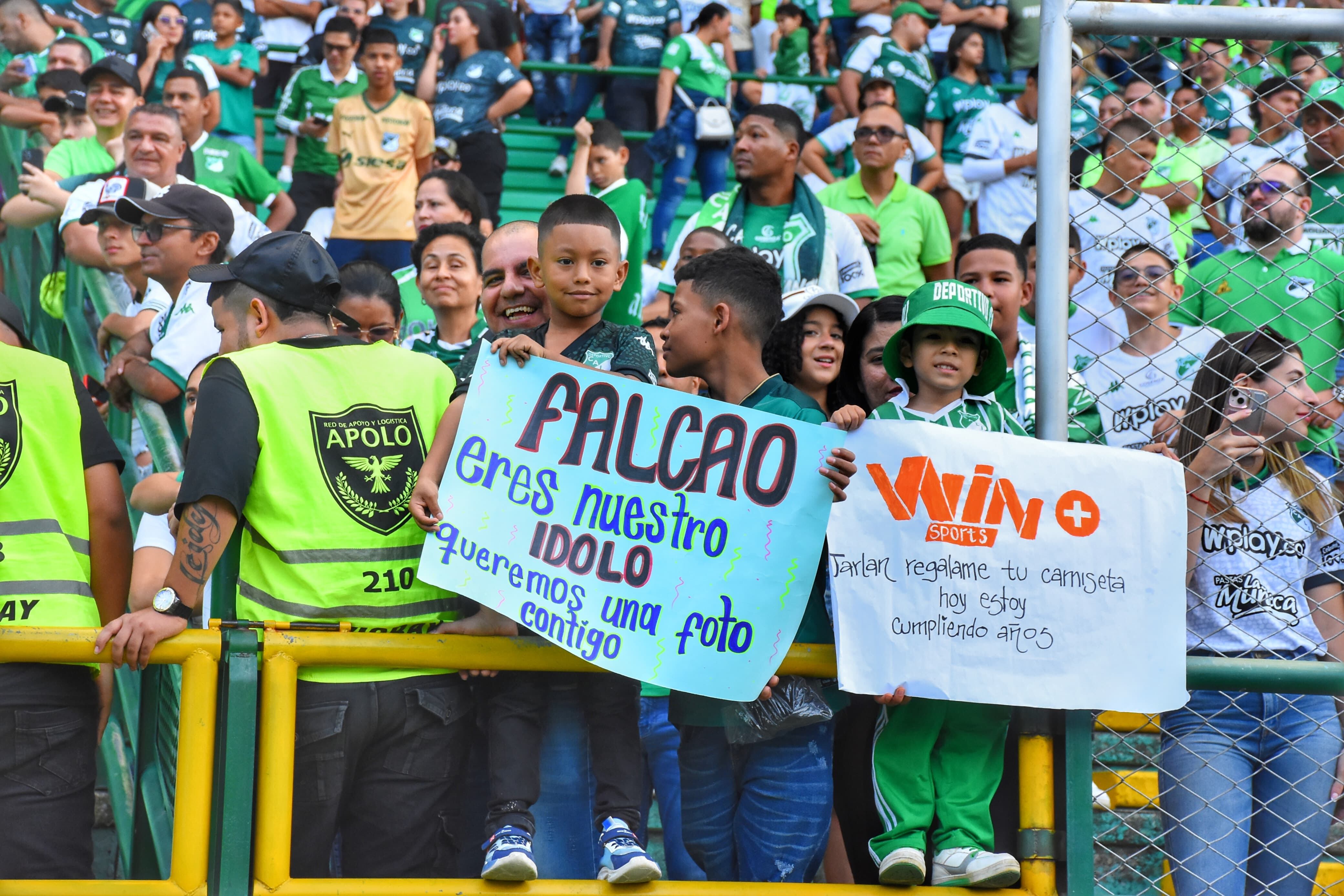 Homenaje a Falcao en el Estadio del Deportivo Cali.