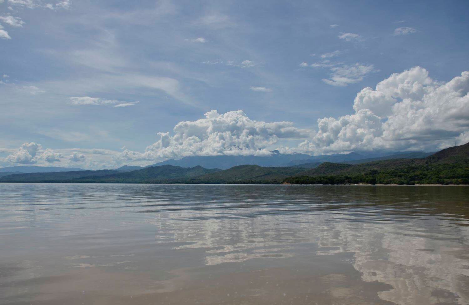 La represa de Betania construida en la desembocadura del río Yaguará es otro de los atractivos del departamento, y es la fuente de energía más importante de la región. Allí se puede realizar canotaje y pescar mojarras, cachamas y tilapias. Foto: Diana Rey Melo