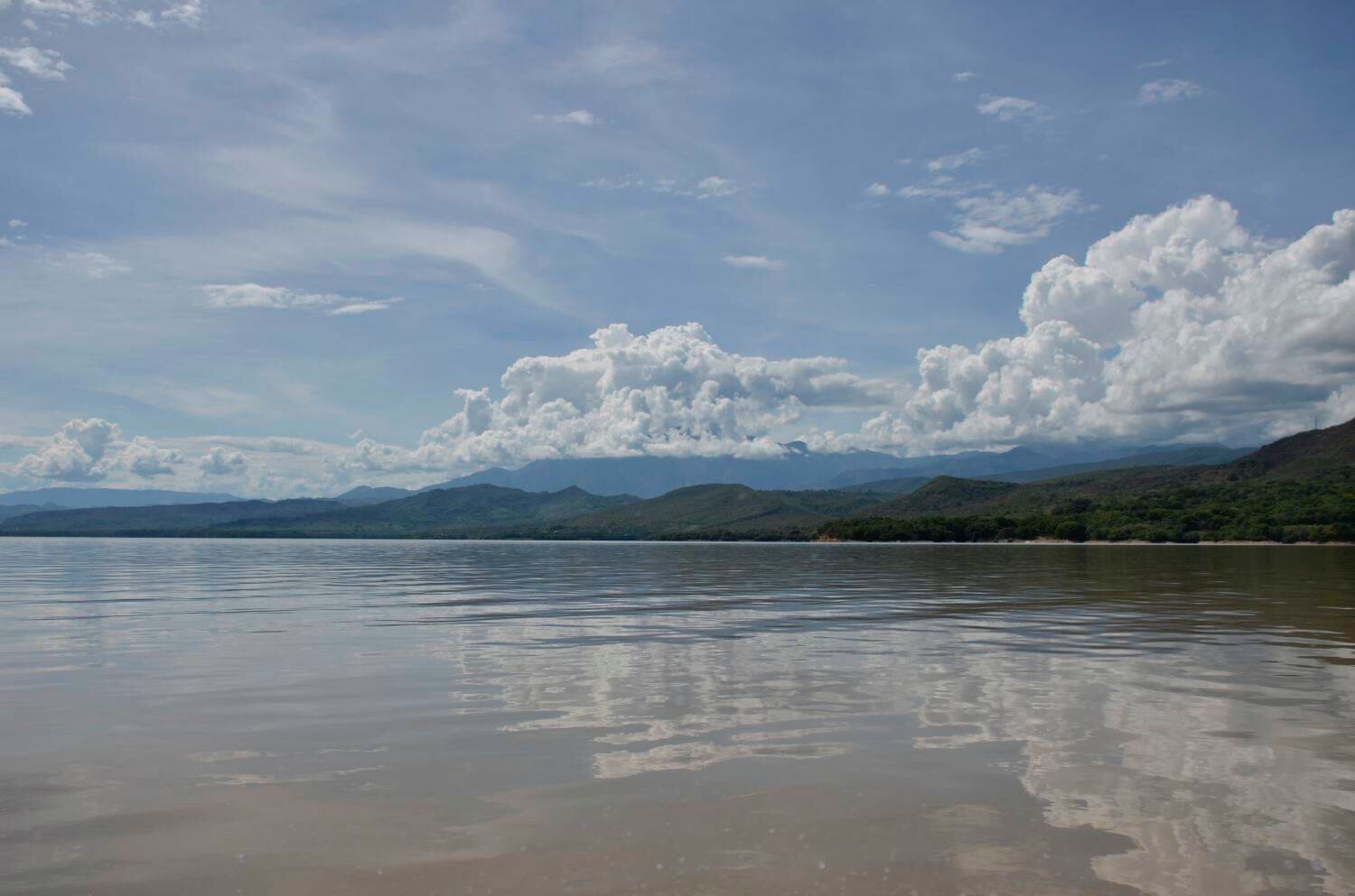 La represa de Betania construida en la desembocadura del río Yaguará es otro de los atractivos del departamento, y es la fuente de energía más importante de la región. Allí se puede realizar canotaje y pescar mojarras, cachamas y tilapias. Foto: Diana Rey Melo