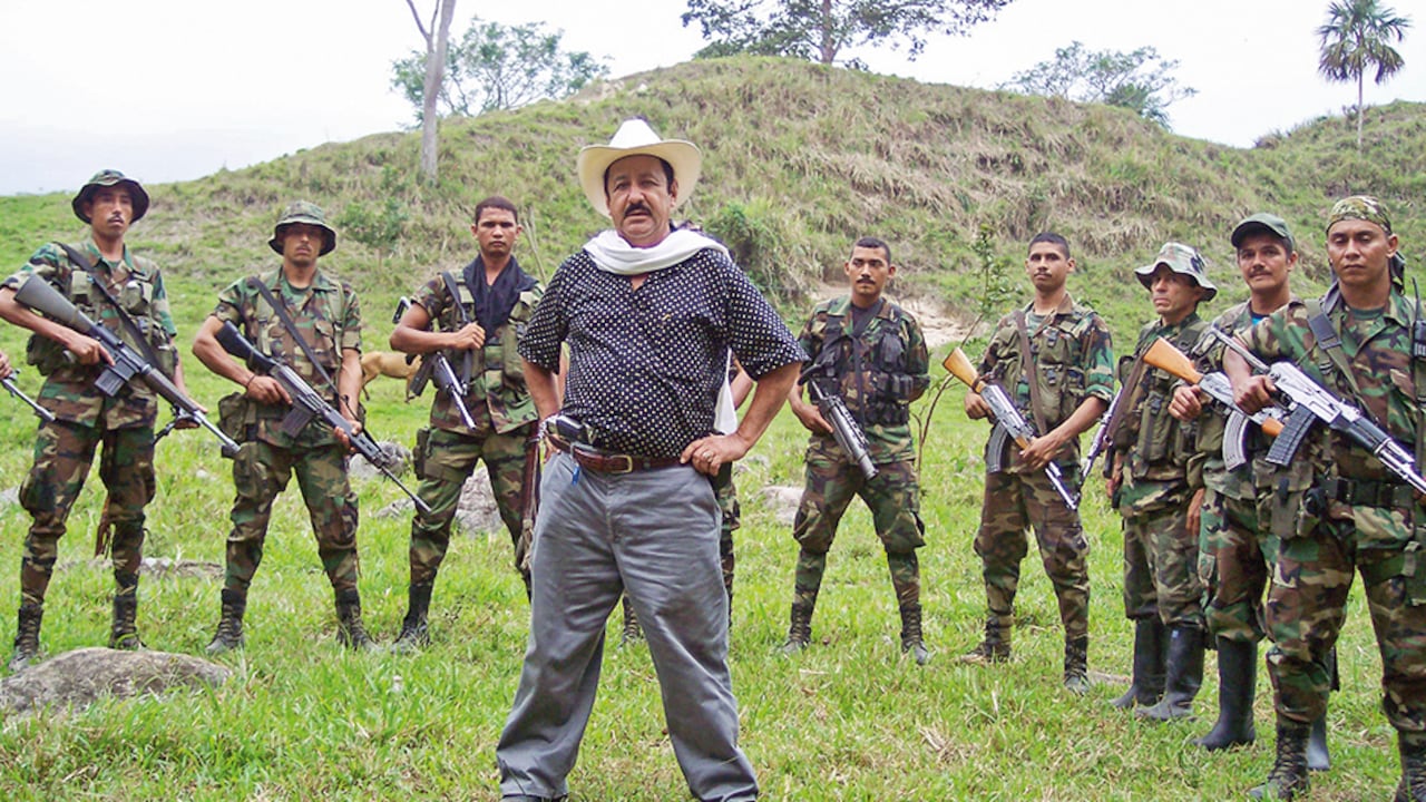 Cómo jefe del bloque Resistencia Tayrona de las AUC, Hernán Giraldo llegó a ser el amo y señor de la Sierra Nevada de Santa Marta; con él se desmovilizaron casi 1.200 hombres en 2006. El pasado 25 de enero, después de 12 años en una cárcel en Estados Unidos por delitos de narcotráfico, volvió deportado a Colombia.