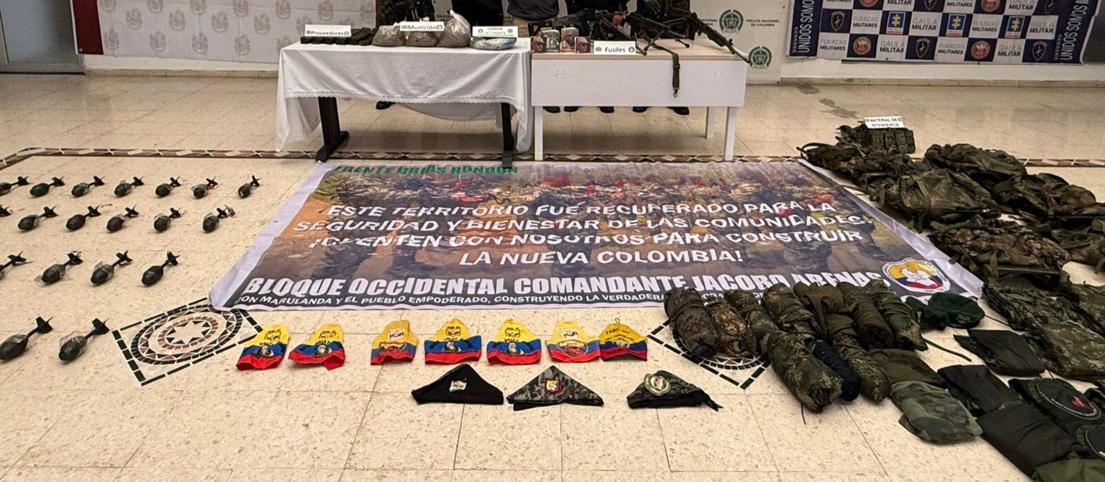 El procedimiento dejó al descubierto fusiles, granadas para dron, cordón detonante y diversos implementos de intendencia.