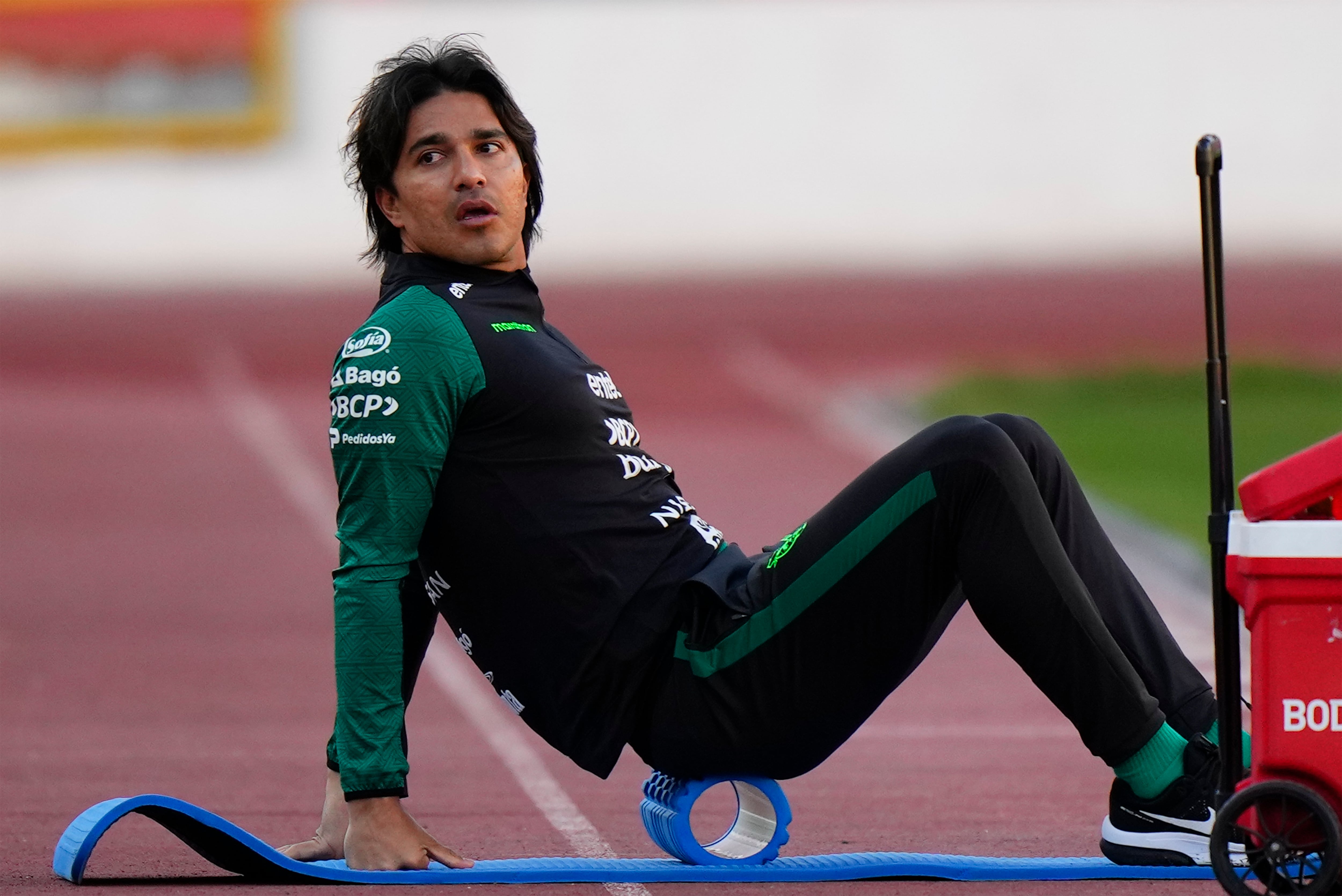 El jugador boliviano Marcelo Martins asiste a una sesión de entrenamiento en el estadio Hernando Siles en La Paz, Bolivia, el sábado 9 de septiembre de 2023. (AP Foto/Juan Karita)