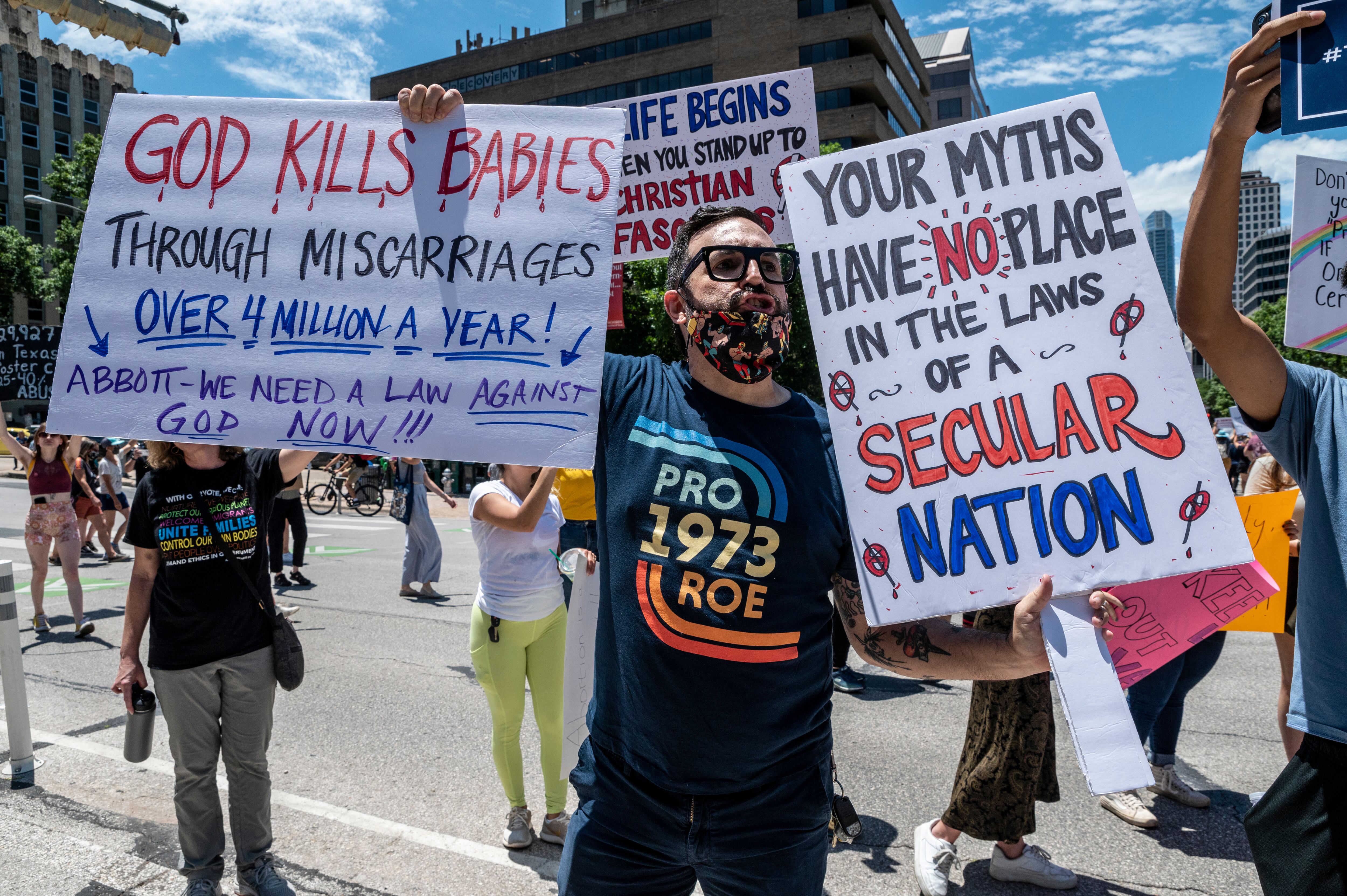 (ARCHIVOS) En esta foto de archivo, los manifestantes marchan por Congress Ave en una protesta frente al capitolio del estado de Texas el 29 de mayo de 2021 en Austin, Texas. - Una ley de Texas que prohíbe el aborto después de seis semanas, y no hace ninguna excepción por violación o incesto, entró en vigencia el 1 de septiembre de 2021 después de que la Corte Suprema no actuó en una solicitud de emergencia para bloquearlo. El gobernador Greg Abbott, un republicano, firmó el proyecto de ley en mayo, lo que convierte a Texas en uno de una docena de estados que prohíben el aborto una vez que se puede detectar un latido fetal, que generalmente ocurre en la sexta semana de embarazo. (Foto de SERGIO FLORES / GETTY IMAGES NORTH AMERICA / AFP)