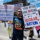 (ARCHIVOS) En esta foto de archivo, los manifestantes marchan por Congress Ave en una protesta frente al capitolio del estado de Texas el 29 de mayo de 2021 en Austin, Texas. - Una ley de Texas que prohíbe el aborto después de seis semanas, y no hace ninguna excepción por violación o incesto, entró en vigencia el 1 de septiembre de 2021 después de que la Corte Suprema no actuó en una solicitud de emergencia para bloquearlo. El gobernador Greg Abbott, un republicano, firmó el proyecto de ley en mayo, lo que convierte a Texas en uno de una docena de estados que prohíben el aborto una vez que se puede detectar un latido fetal, que generalmente ocurre en la sexta semana de embarazo. (Foto de SERGIO FLORES / GETTY IMAGES NORTH AMERICA / AFP)