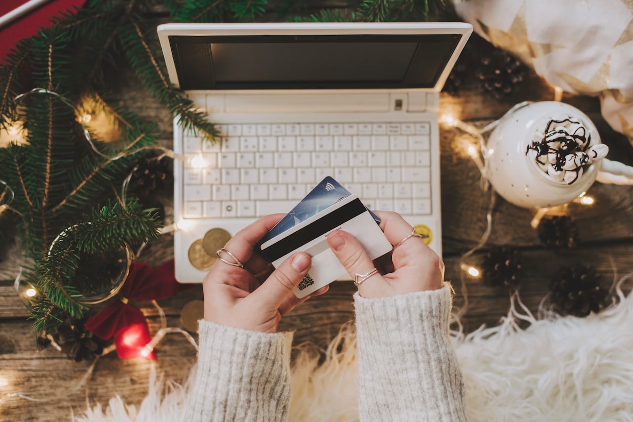 Viajera organizando su próxima aventura