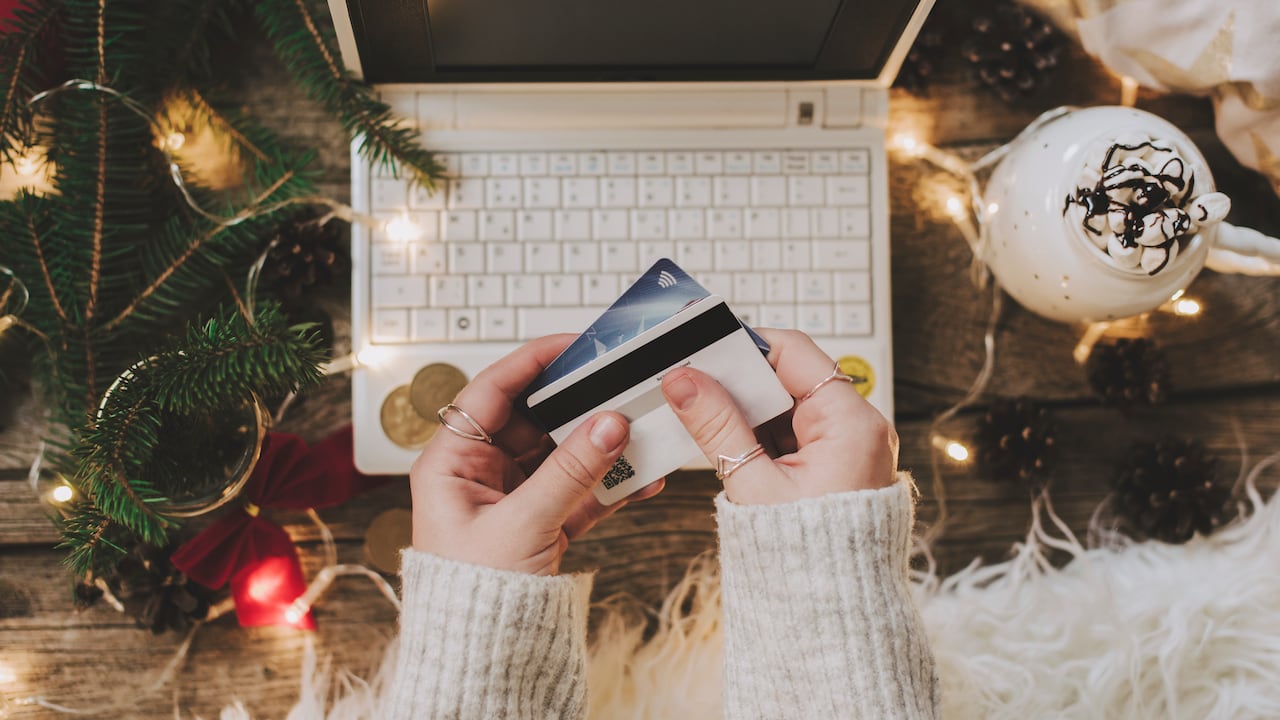 Viajera organizando su próxima aventura