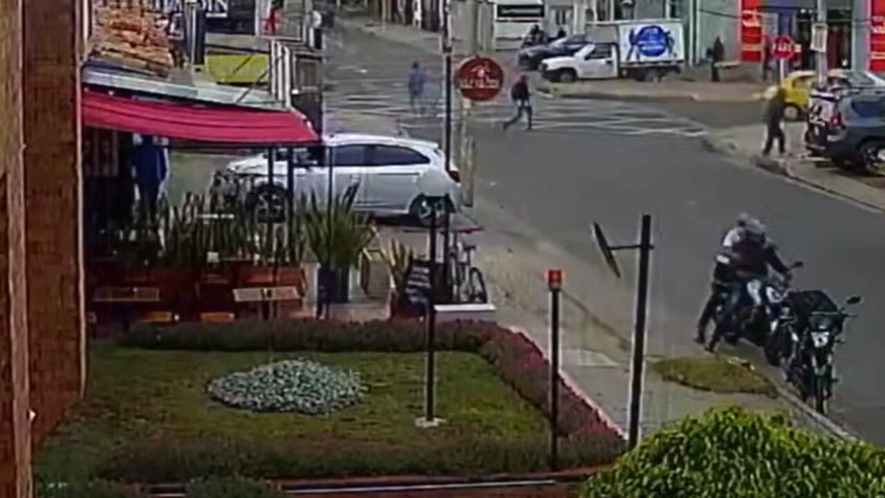 El hombre salió tranquilamente del sitio.