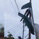 Los fuertes vientos elevaron los techos de las viviendas