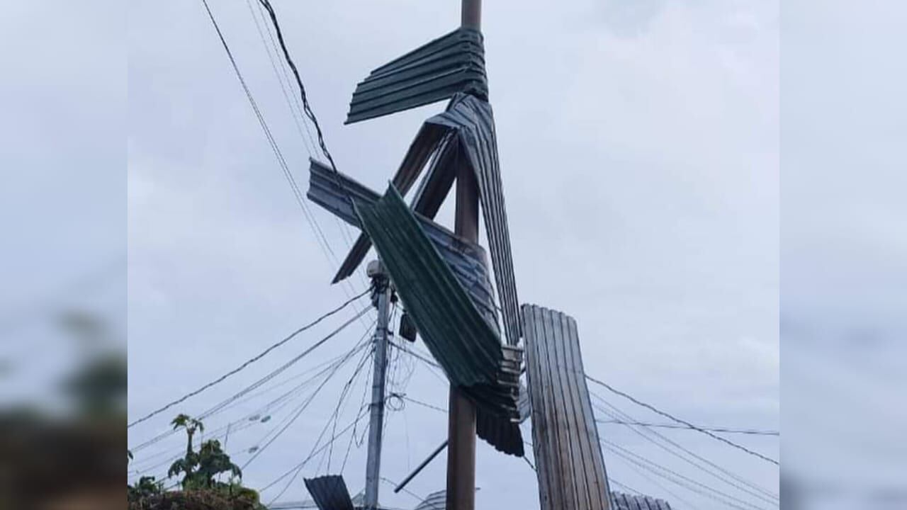 Los fuertes vientos elevaron los techos de las viviendas