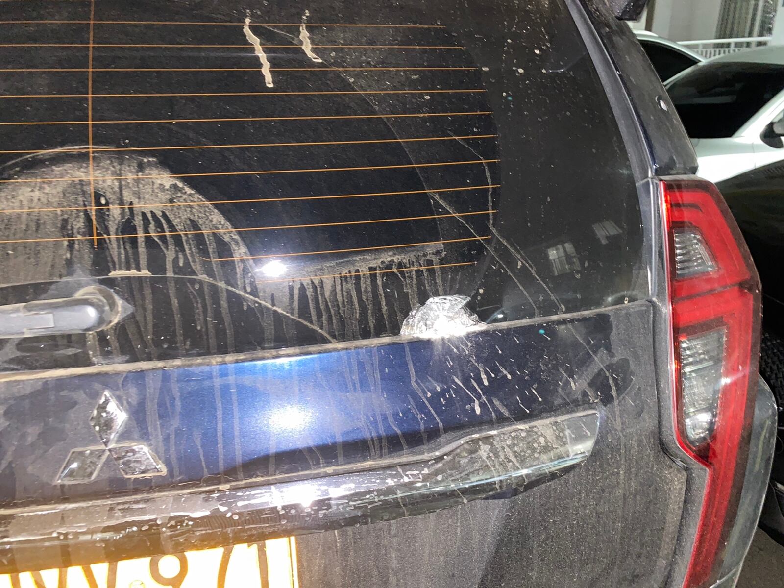 La camioneta también recibió impactos de bala en la parte trasera.