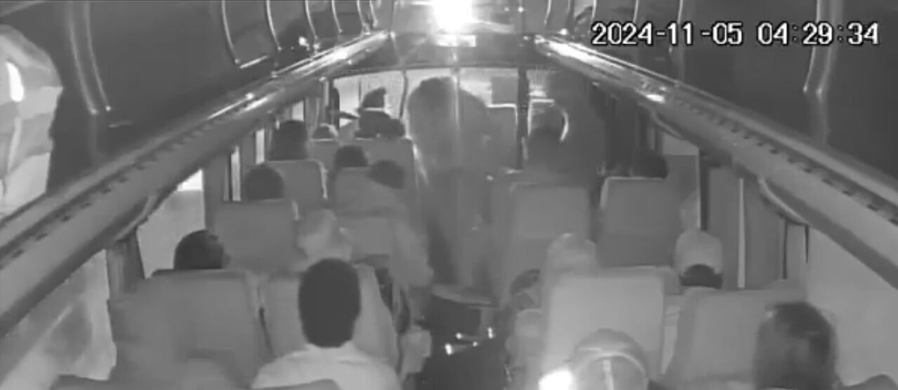 Los asaltantes abordaron el vehículo, con alrededor de 20 personas a bordo, y desataron un robo masivo a plena luz del día.