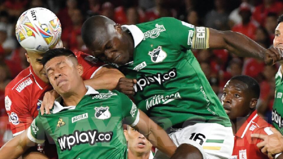 Germán Mera en la disputa de un balón en el clásico vallecaucano.