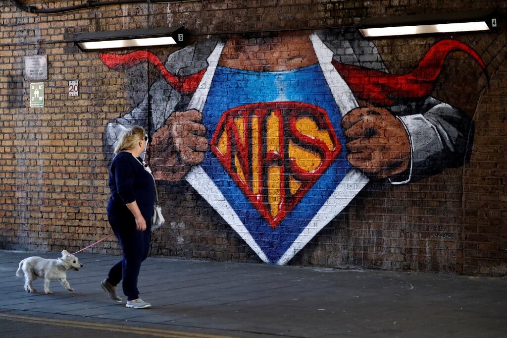 Con un grafiti rinden homenaje al Servicio Nacional de Salud (National Health Service, NHS) en el Reino Unido.