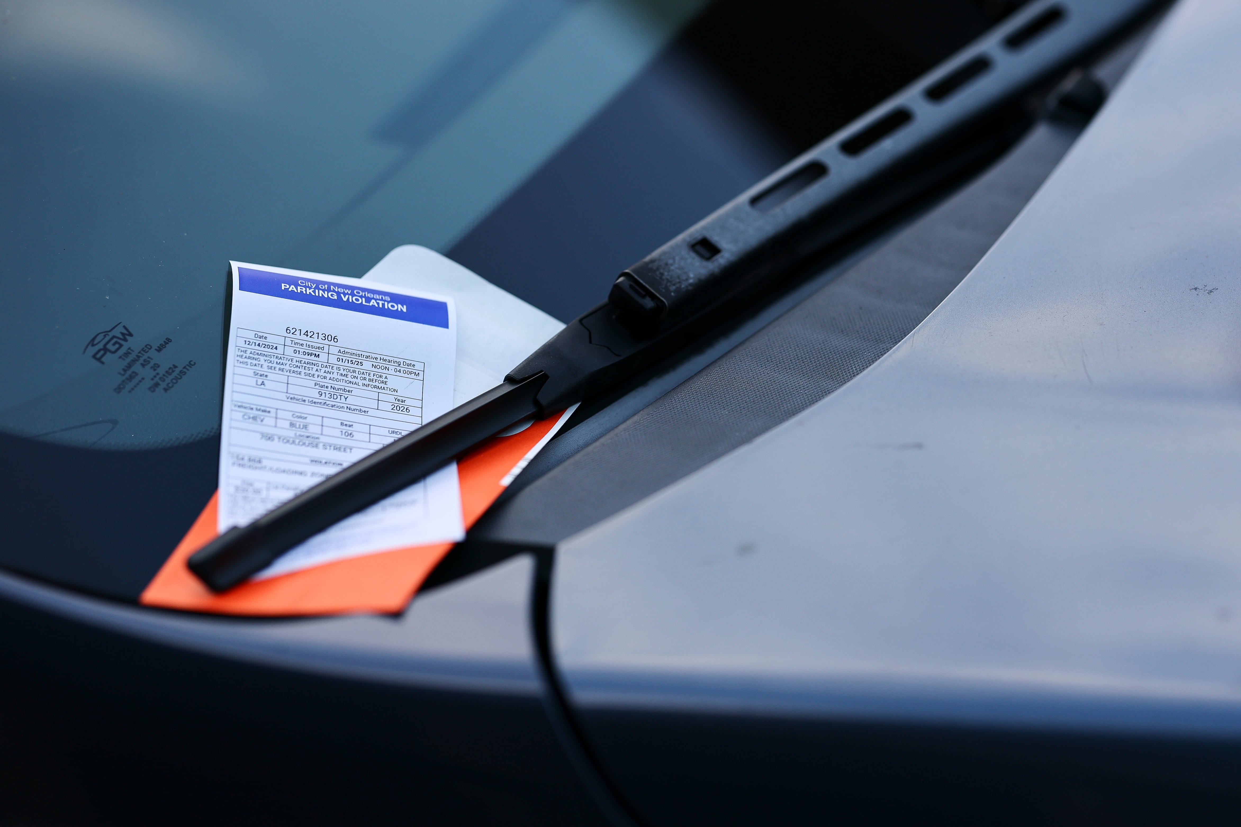 Los delincuentes dejan un papel en el vidrio delantero o trasero, obligando al conductor a intentar retirarlo.