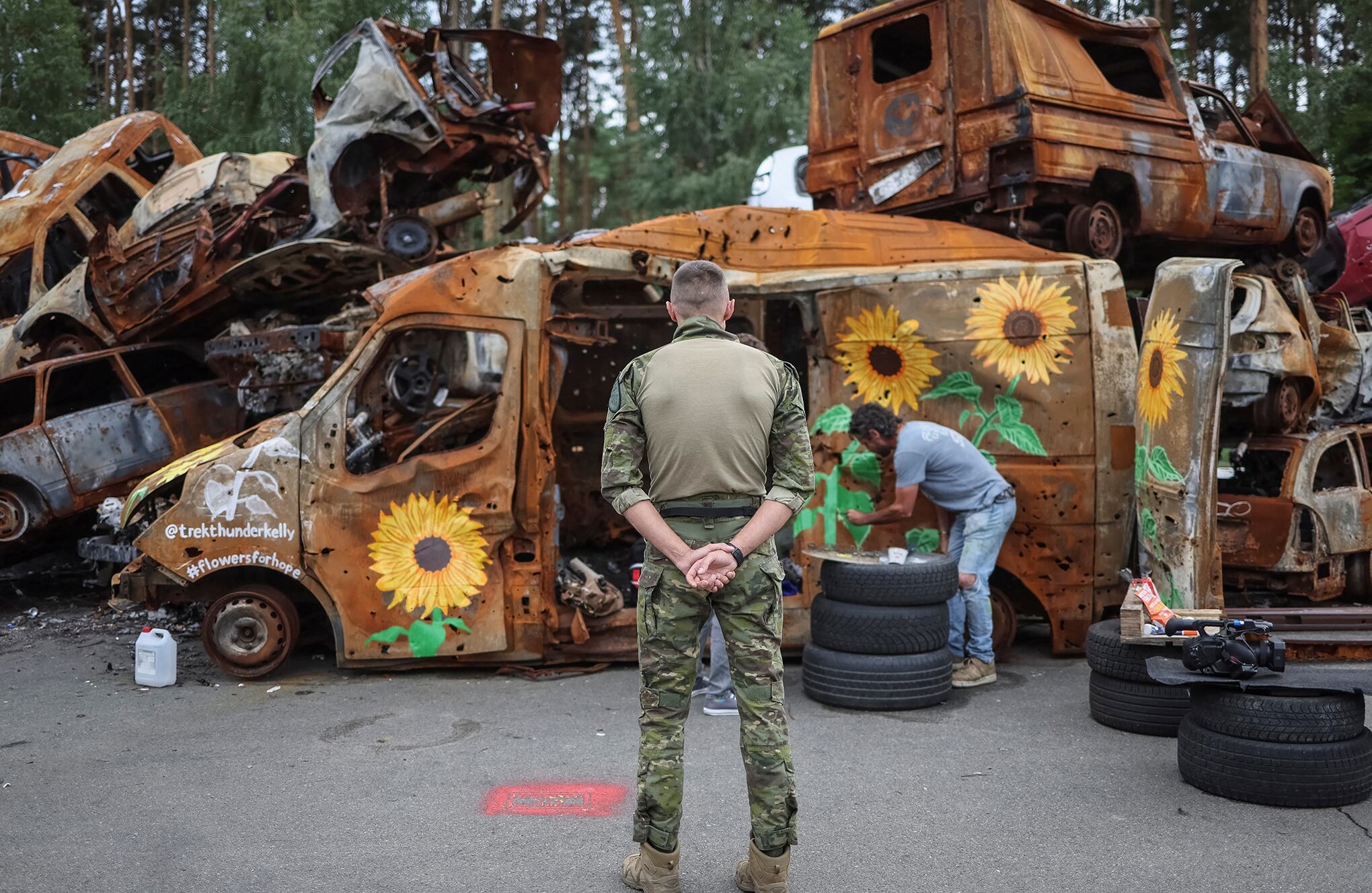 En imágenes : Artistas pintan girasoles sobre restos de guerra en Ucrania