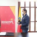 Ricardo Ruge Cabrera toma posesión de su nuevo cargo ante el secretario de Gobierno, Luis Ernesto Gómez.