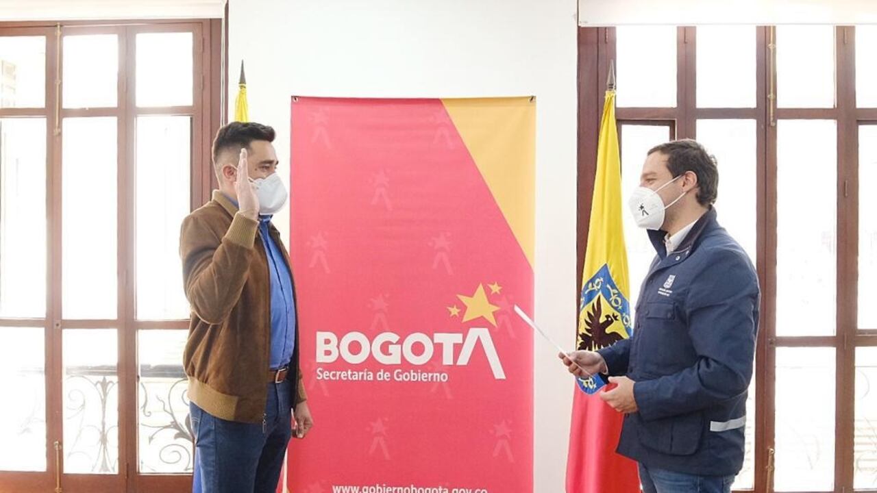 Ricardo Ruge Cabrera toma posesión de su nuevo cargo ante el secretario de Gobierno, Luis Ernesto Gómez.