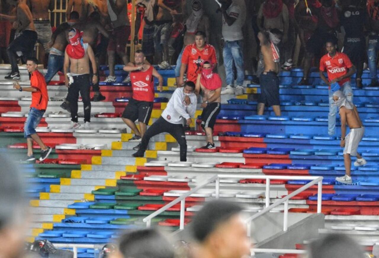 Grupo de hinchas del América realizando actos vandálicos en el Pascual Guerrero, por la final de Copa ante Nacional.