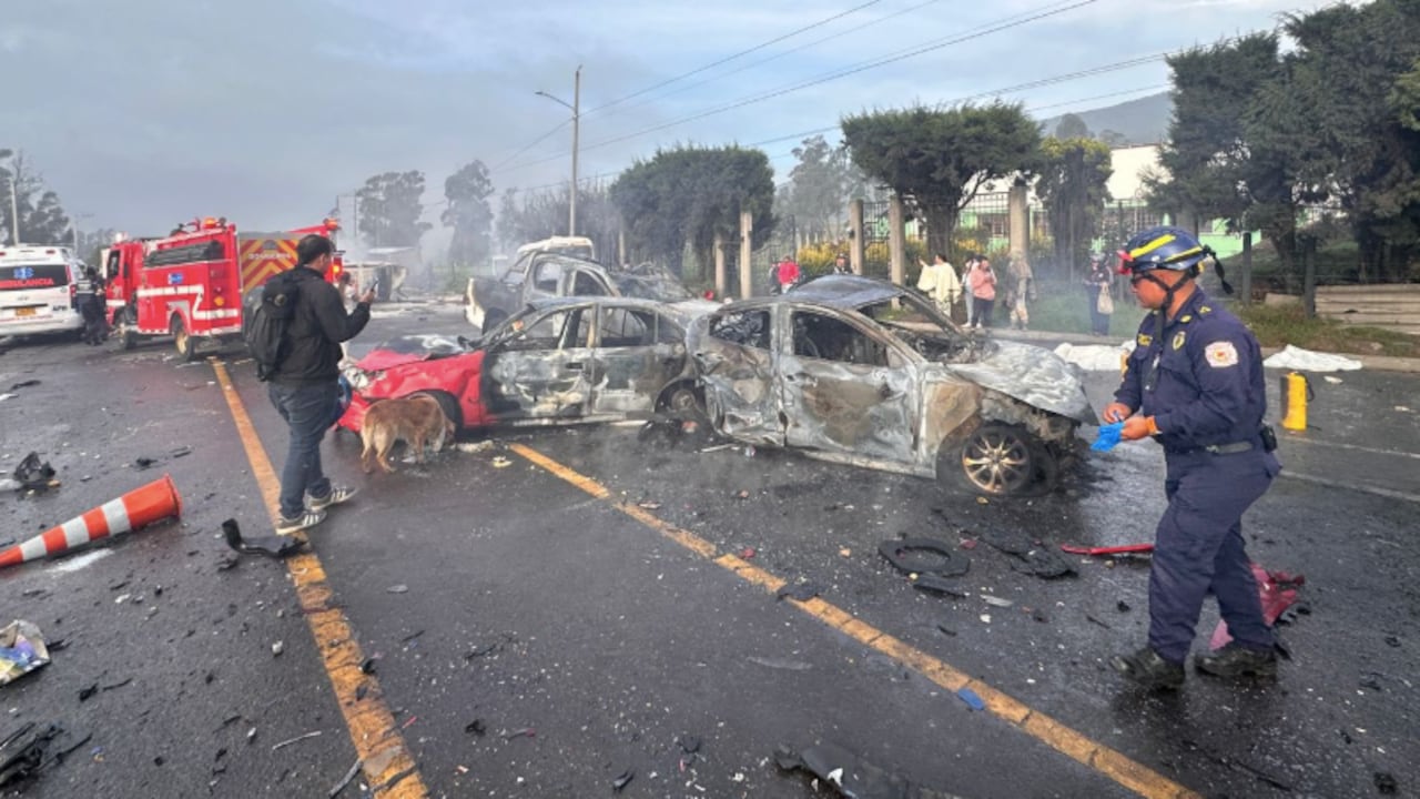Varios carros terminaron incinerados.