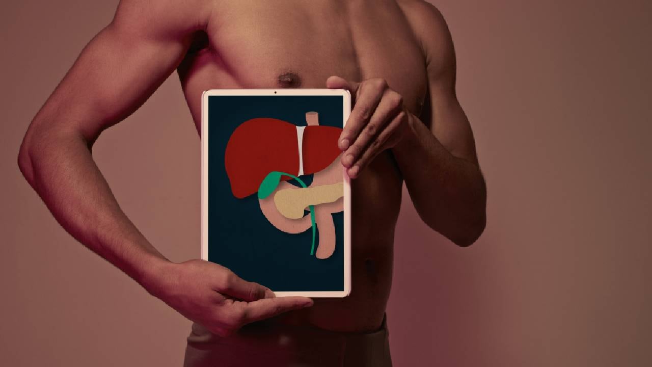 Fatiga y debilidad, dolor leve en la zona abdominal, son algunas de los síntomas del hígado graso. Foto: Getty images.