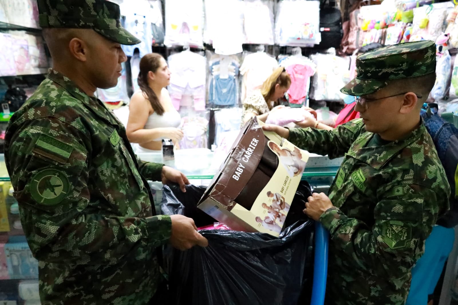 Miembros del Ejército Nacional y trabajadores del Centro Comercial Alejandría recolectaron más de 1.500 unidades de ayudas humanitarias para los damnificados en Córdoba.