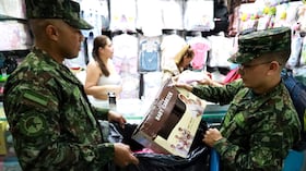 Miembros del Ejército Nacional y trabajadores del Centro Comercial Alejandría recolectaron más de 1.500 unidades de ayudas humanitarias para los damnificados en Córdoba.