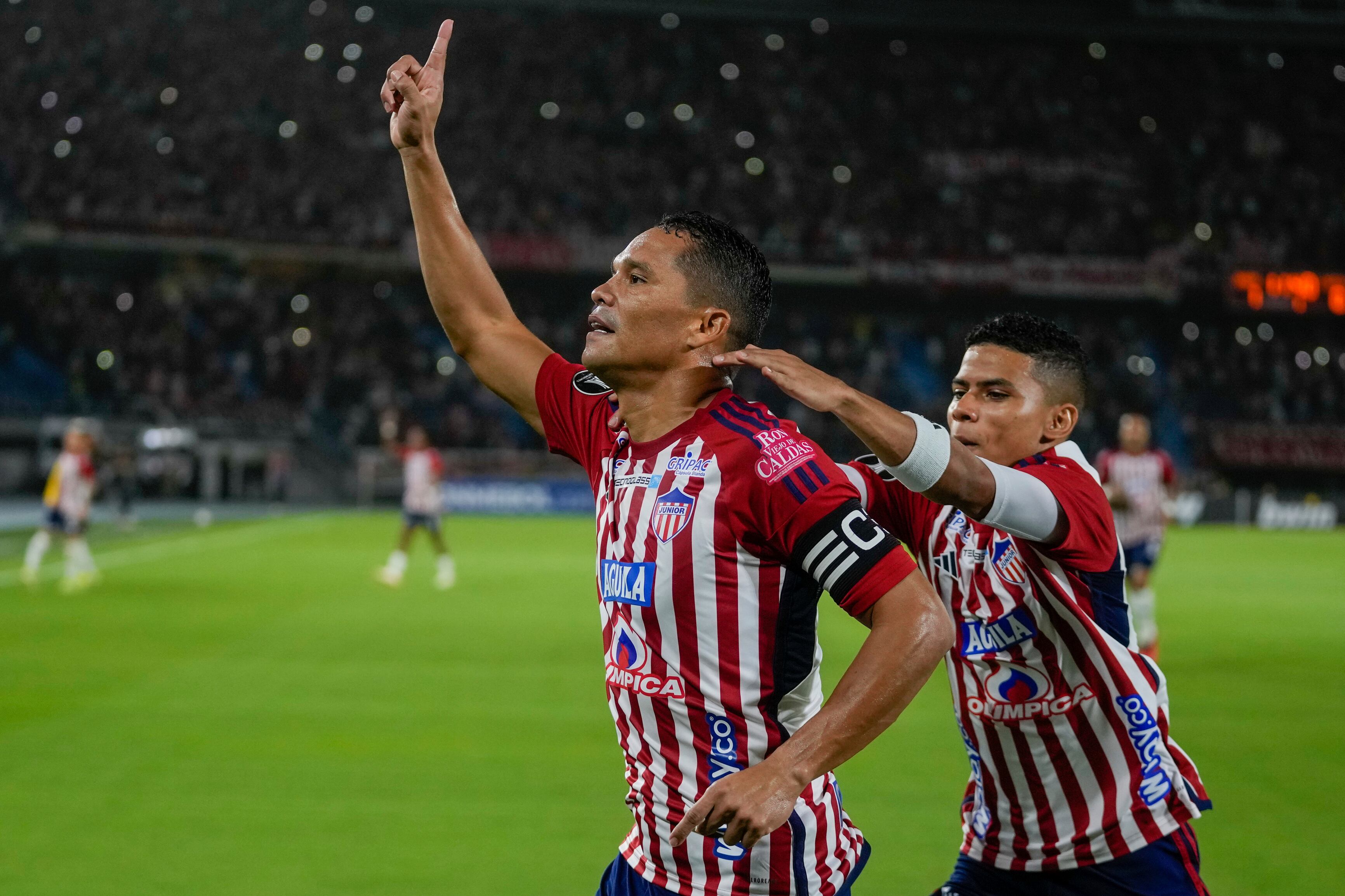Carlos Bacca del Junior de Colombia, izquierda, celebra con su compañero José Enamorado, luego de anotar el primer gol de su equipo desde el punto penal durante un partido de fútbol del Grupo D de la Copa Libertadores en el Estadio Metropolitano Roberto Meléndez en Barranquilla, Colombia, el martes 23 de abril de 2024. (Foto AP/Fernando Vergara)