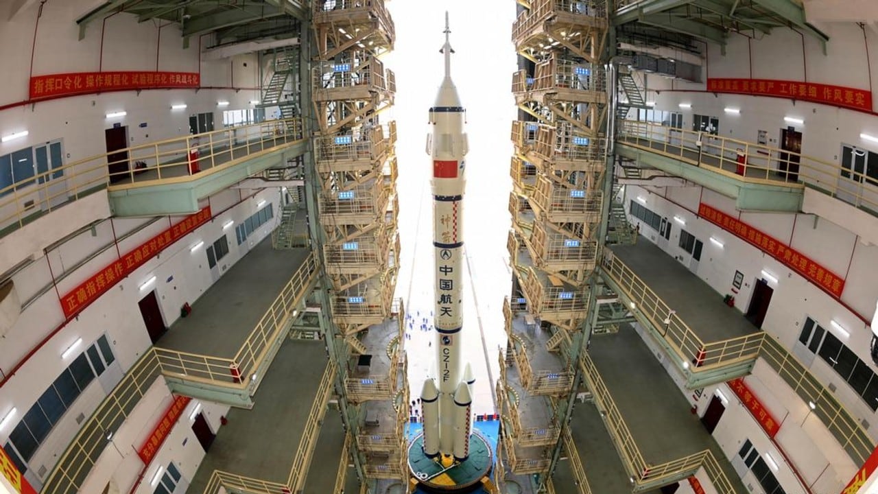 Lanzamiento de la misión tripulada Shenzhou-20, a la cual próximamente seguirá la Shenzhou-21.