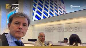 El ministro de Hacienda, Ricardo Bonilla, junto con el director de crédito público, José Roberto Acosta, visitando las calificadoras que le quitaron grado de inversión al país.