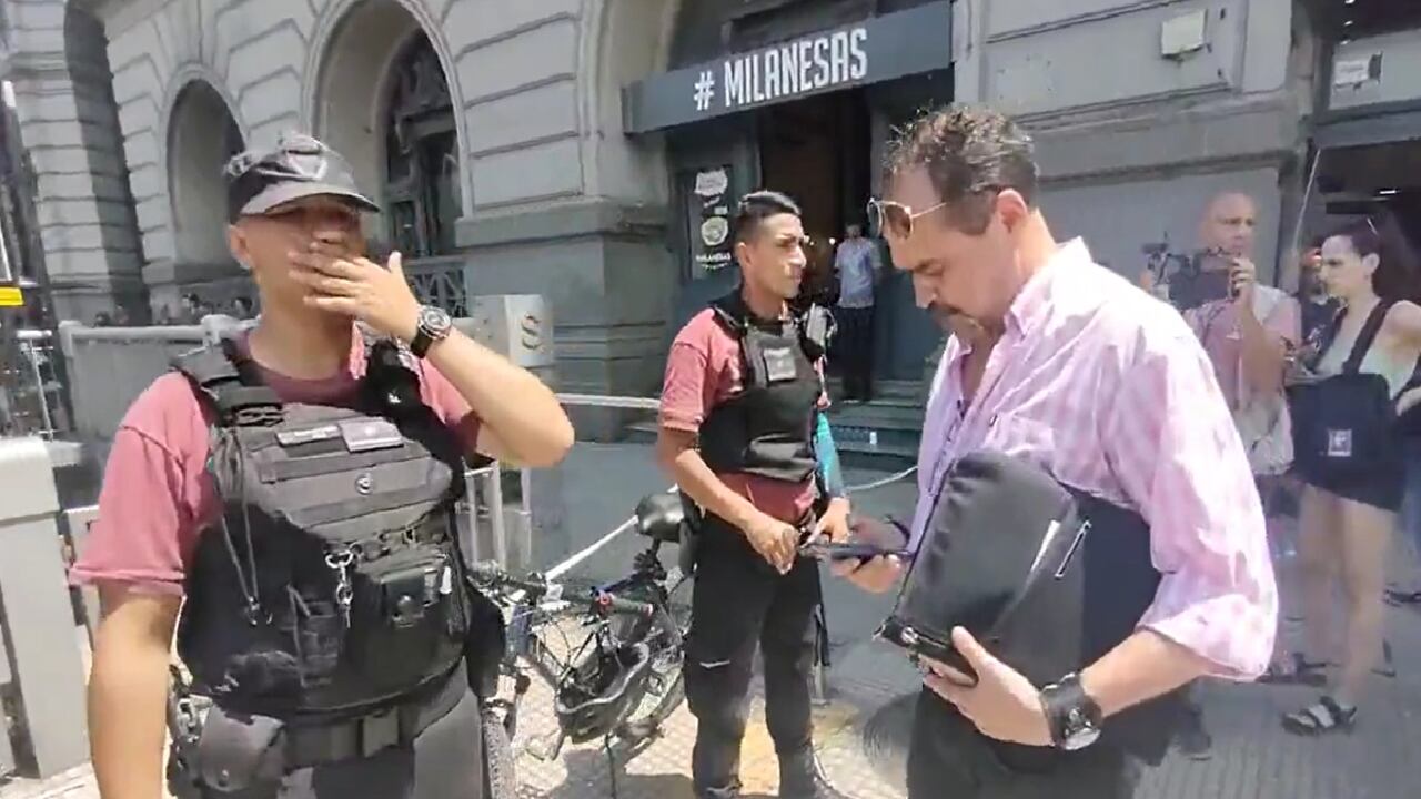 La mujer fue baleada con su propia arma de dotación después de intentar mediar en una riña al interior del subte.