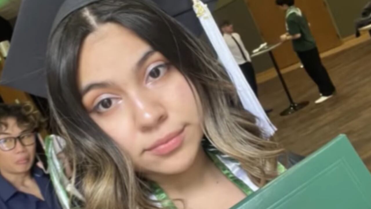 Elena Talingo, la joven que se graduó en poco después de salir del colegio.