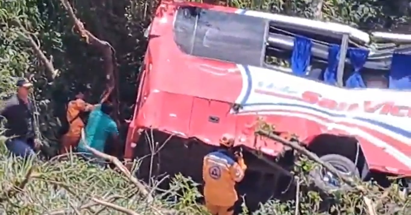 El bus cayó a un abismo tras salirse de la vía.