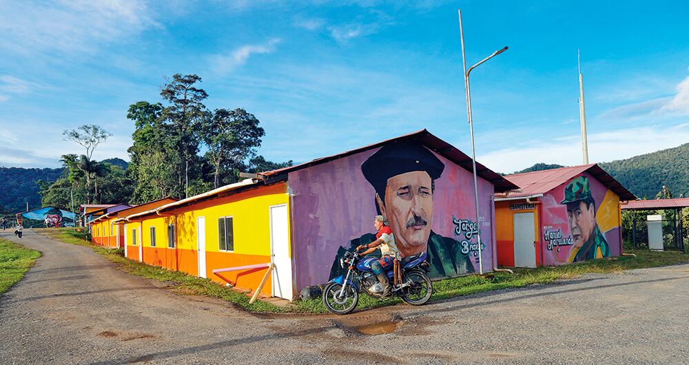 Un día en Miravalle comienza a las cinco de la mañana, a veces antes cuando los despiertan los enfrentamientos y en otras ocasiones cuando se levantan en silencio, en paz, a trabajar el campo.  