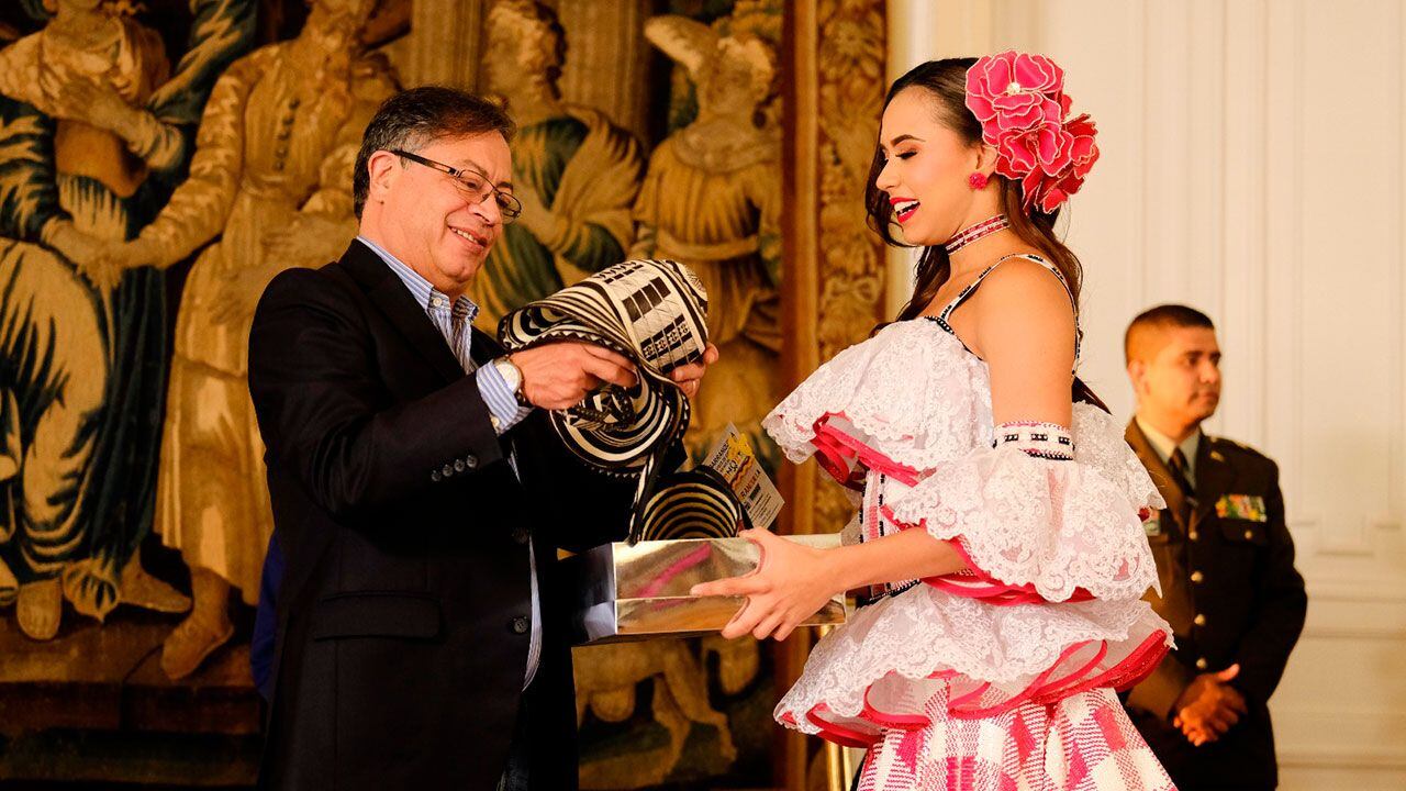 A la izquierda, Gustavo Petro, presidente de Colombia. A la derecha, Natalia de Castro, reina del Carnaval 2023.