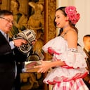 A la izquierda, Gustavo Petro, presidente de Colombia. A la derecha, Natalia de Castro, reina del Carnaval 2023.