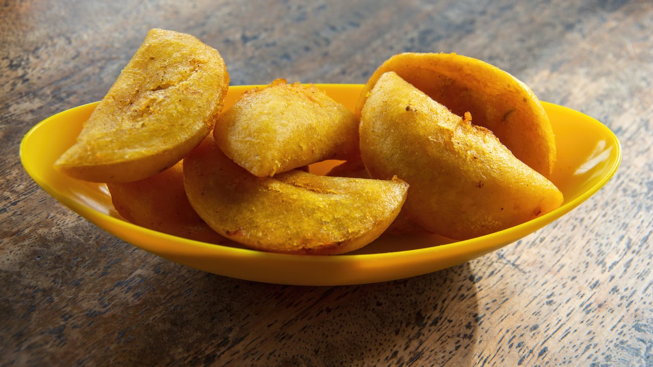 La masa, al ser elaborada con estos dos ingredientes, es ideal para empanadas al horno o fritas