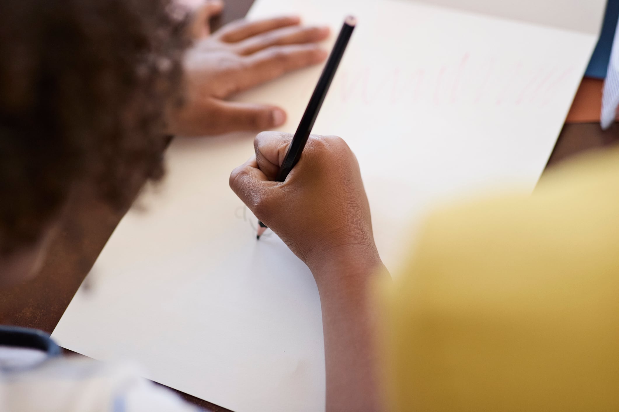 Dibujar, escribir y experimentar son actividades que, según Peters, dejan espacio para las ideas propias.