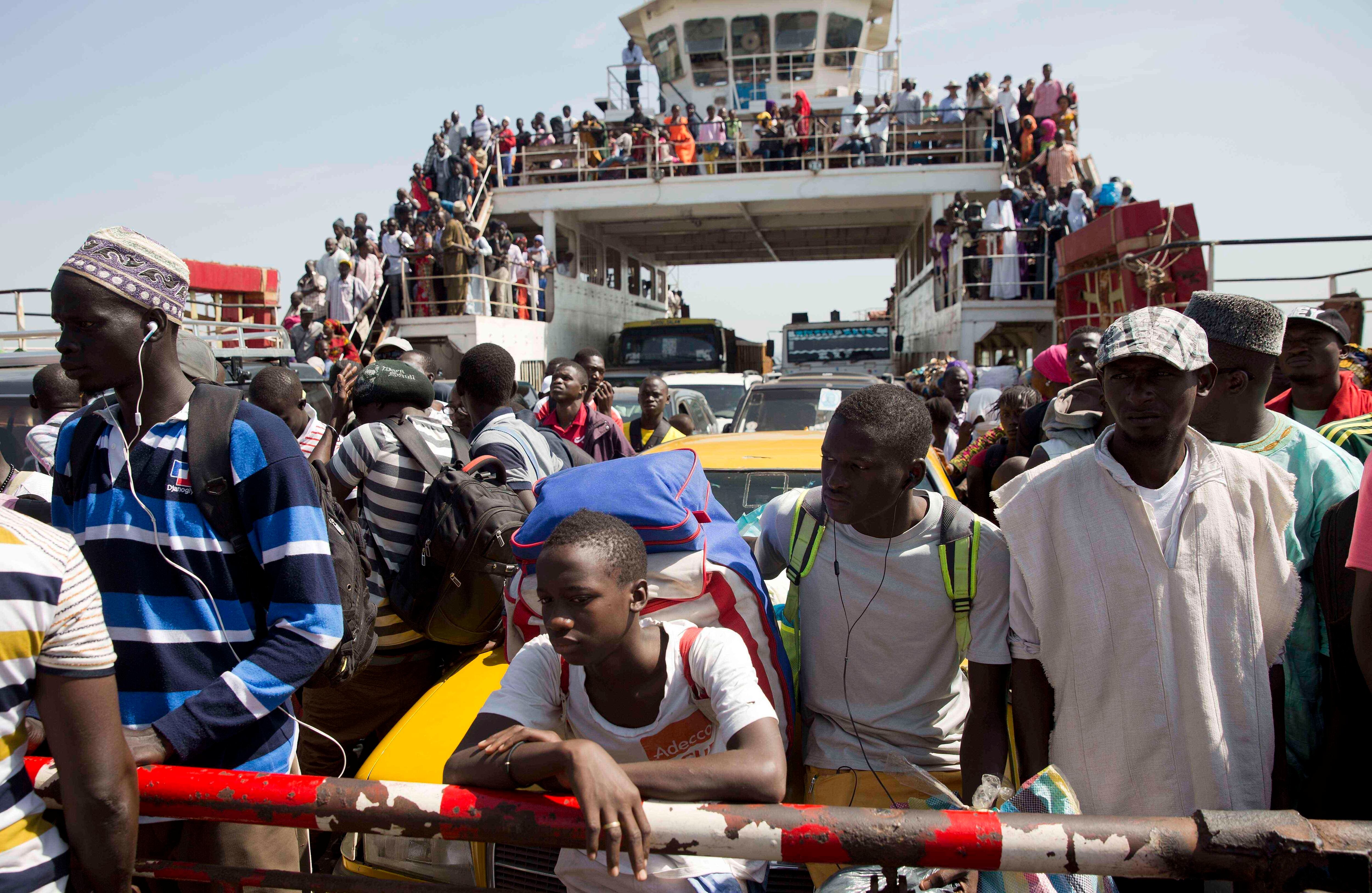 Un ferry devuelve a las personas que huyeron al puerto de Banjul, Gambia, mientras se reabre, el sábado 21 de enero de 2017. Mientras el expresidente de Gambia se preparaba para abandonar el país, los activistas de derechos humanos exigían que se le rindiera cuentas por supuestos abusos. Yahya Jammeh finalmente cedió el poder después de horas de conversaciones de última hora con líderes regionales y la amenaza de que una fuerza militar regional lo retire por la fuerza. (AP Photo / Jerome Delay)