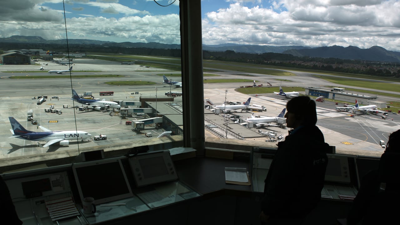 TORRE DE CONTROL AEROPUERTO EL DORADO.
BOGOTA JUNIO 28 DE 2012.
FOTO: JUAN CARLOS SIERRA-REVISTA SEMANA.