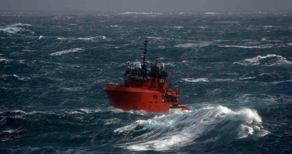 Un bote durante una tormenta en altamar.