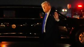 El presidente Donald Trump saluda tras su llegada a bordo del Air Force One.