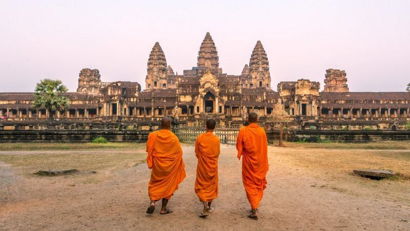 Los misioneros cristianos enmarcaron al Islam como una religión demasiado agresiva y al budismo como demasiado pacifista para poder ubicar al cristianismo en el medio, según el historiador Jonathan Walters.